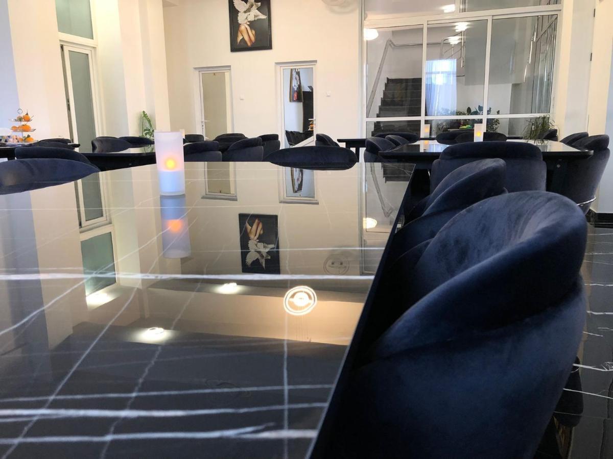 Hotel Daly Ploieşti Exteriér fotografie